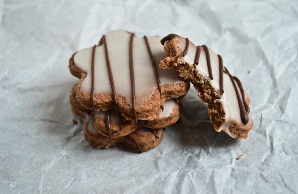 Chocolate Orange Biscuits - These chocolate orange cookies are so easy to make that the whole family can enjoying decorating (and eating!) them / confusedjulia.com