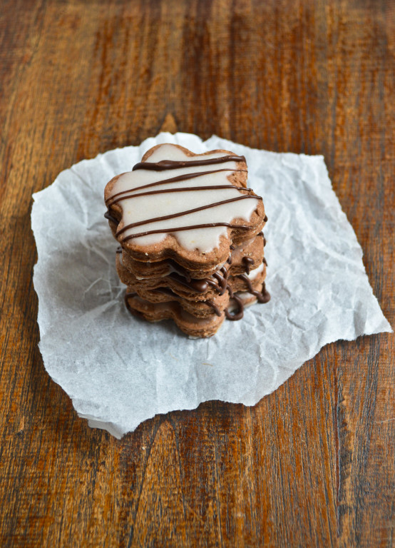 Chocolate Orange Biscuits - These chocolate orange cookies are so easy to make that the whole family can enjoying decorating (and eating!) them / confusedjulia.com