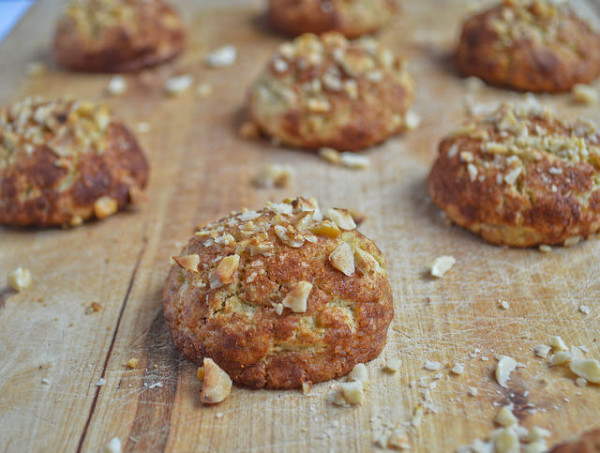 German Spiced Hazelnut Cookies / confusedjulia.com