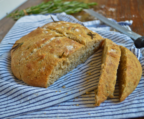 Rustic Rosemary Whole Wheat Bread / confusedjulia.com #bread #recipe