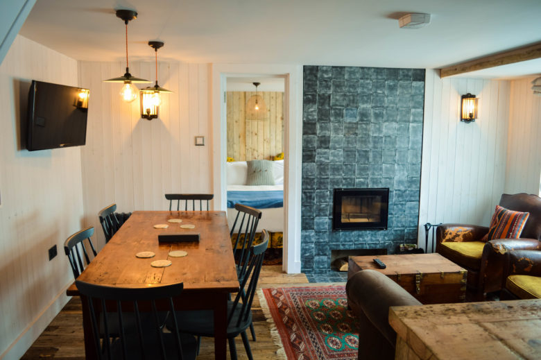 The sitting area and dining table in the cottage at Artist Residence