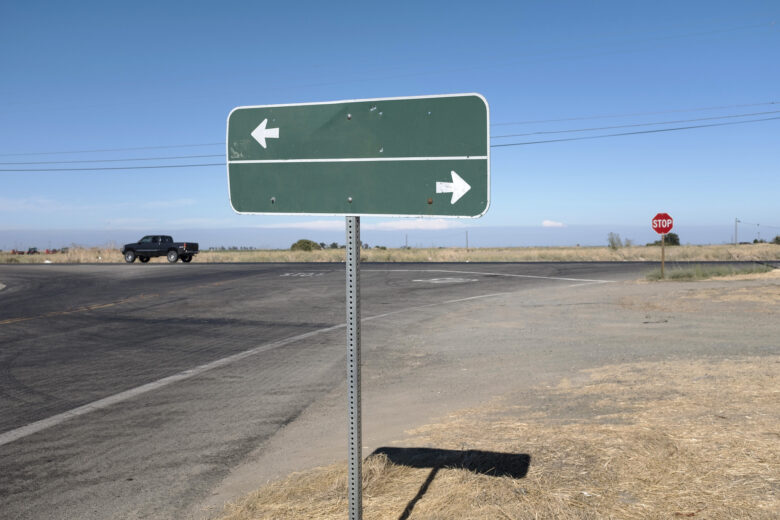 blank street sign with arrows pointing in both directions.