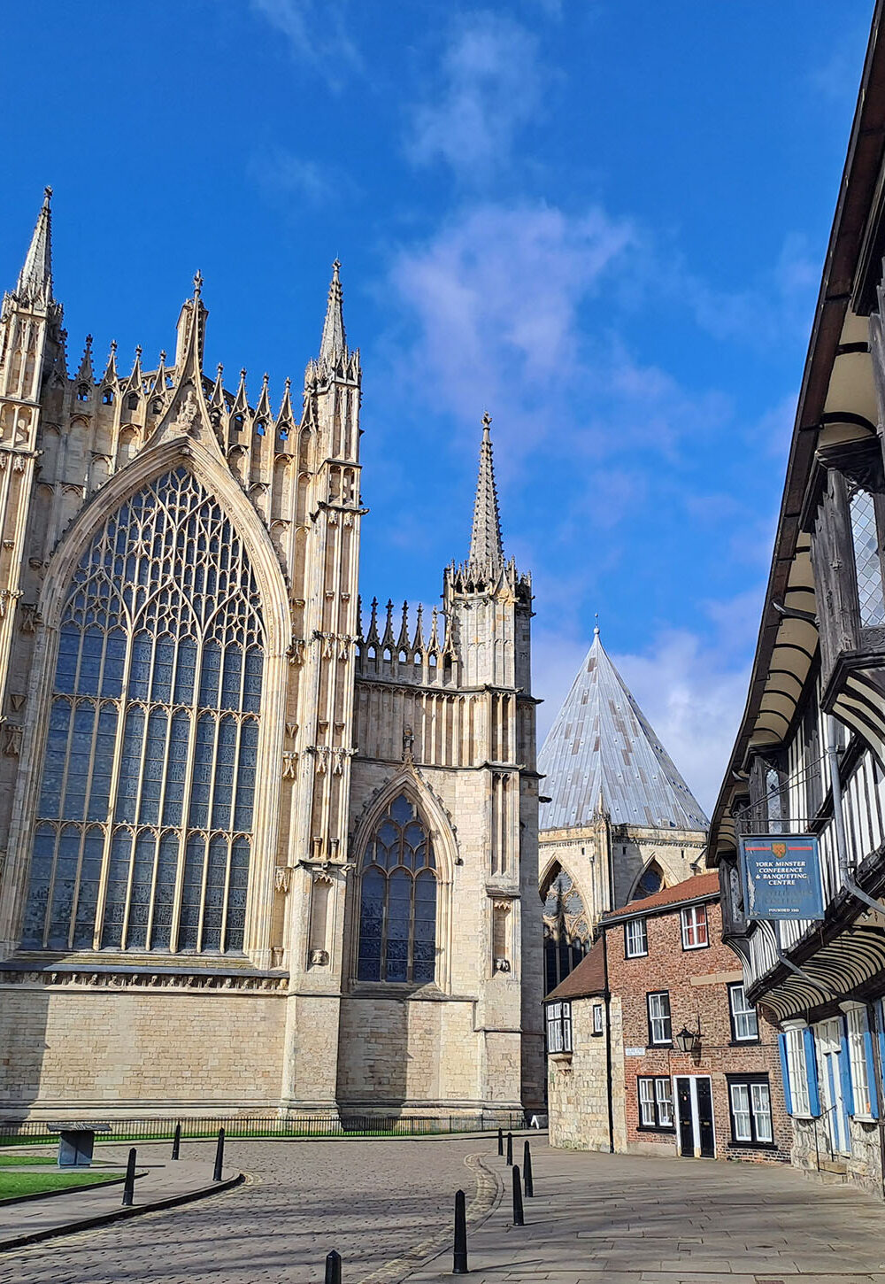 Impressive street view of the back of York Minster
