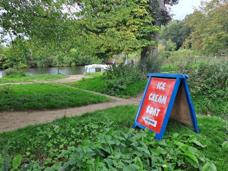 Sign pointing to Two Hoots ice cream boat